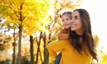 Image Text: 500x332_0009_Happy woman with little daughter in sunny park. Autumn walk